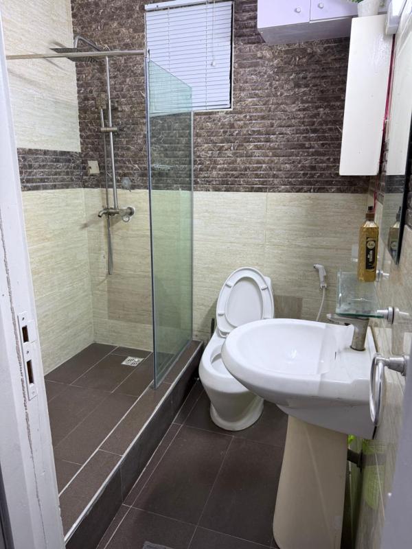Balcony Teal Snug Open-Plan Studio Unit in Lekki Phase 1-Netflix Wi-Fi 24-7 Light Washer Kitchen - image 2