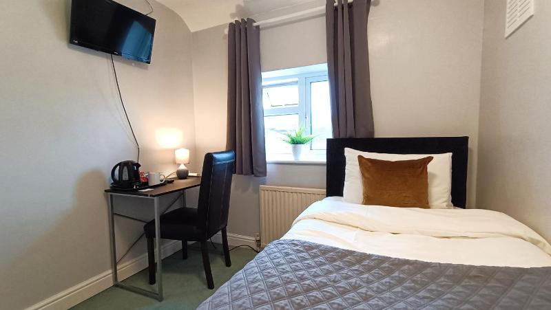 Single Room with Shared Bathroom image 2