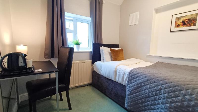 Single Room with Shared Bathroom image 3