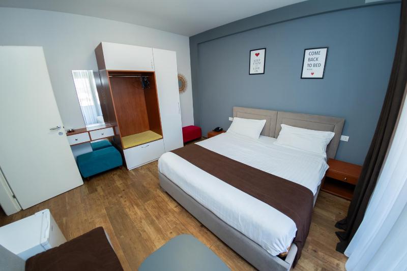 Double Room with Balcony image 2