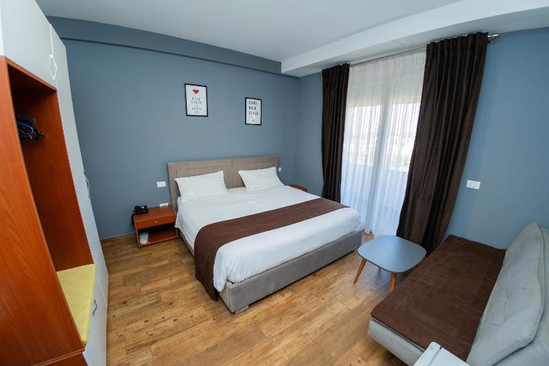 Double Room with Balcony image 3