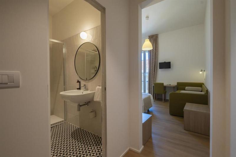 Economy Triple Room image 1