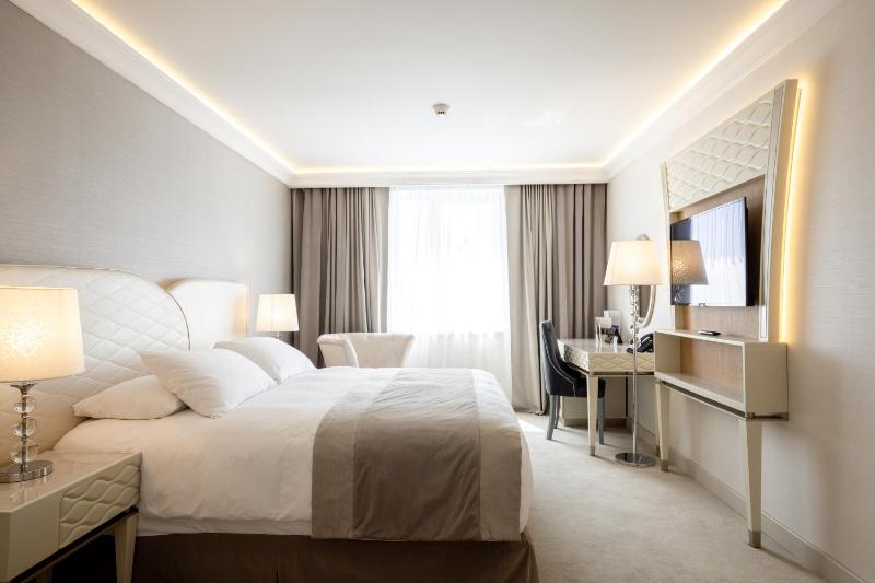 King Guest Room image 3