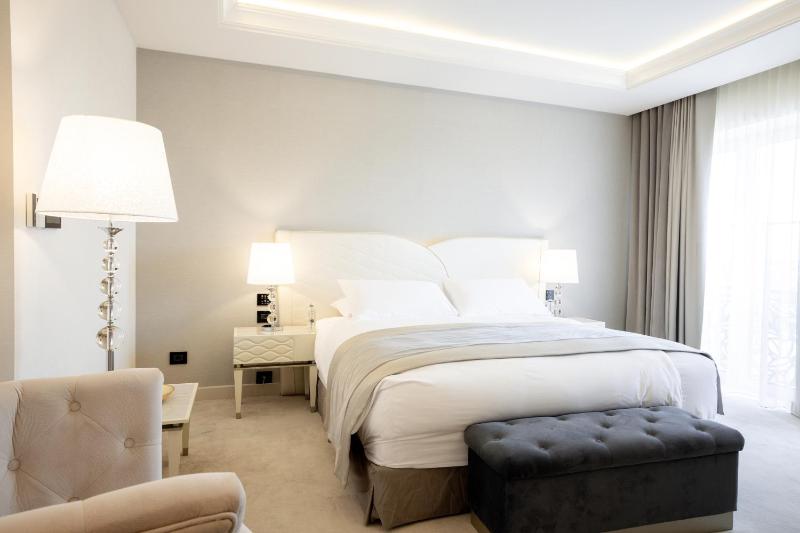 Deluxe King Room image 3