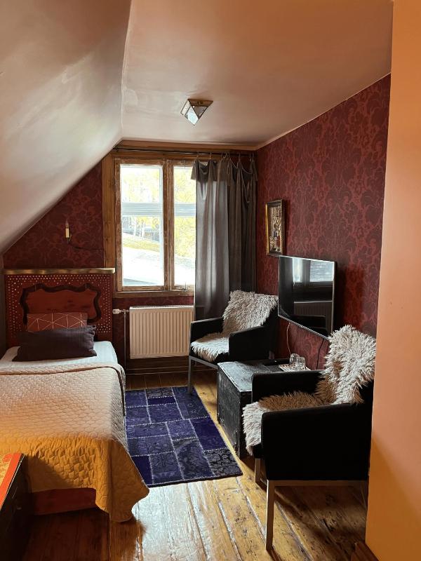 Budget Twin Room with Shared Bathroom image 2