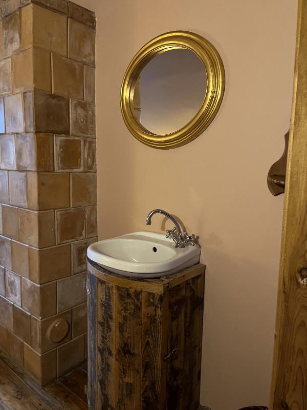 Budget Twin Room with Shared Bathroom image 3