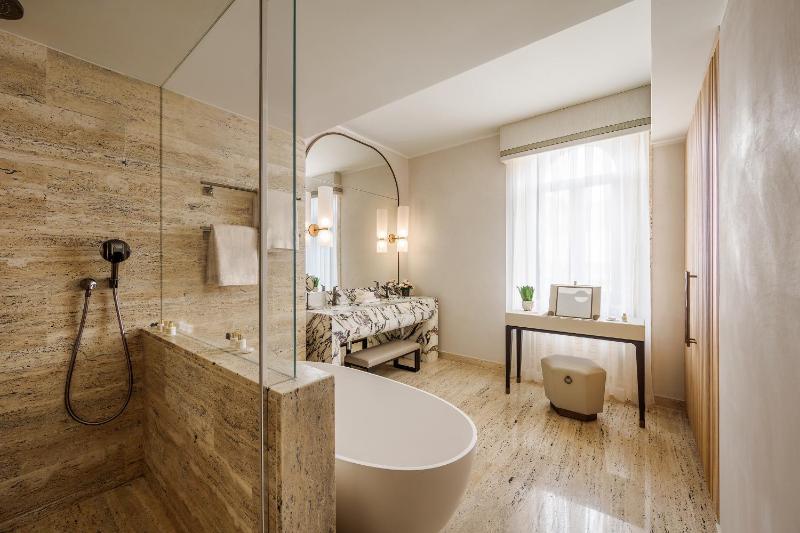 Deluxe King Room image 3