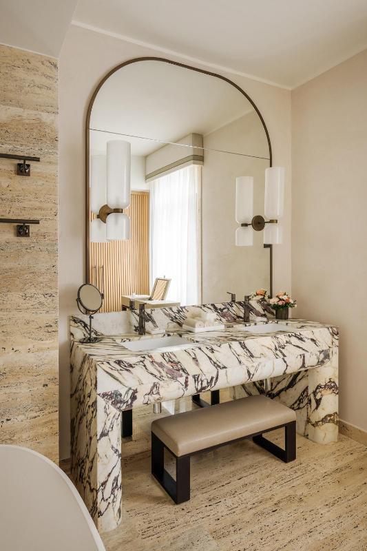 Deluxe King Room image 4