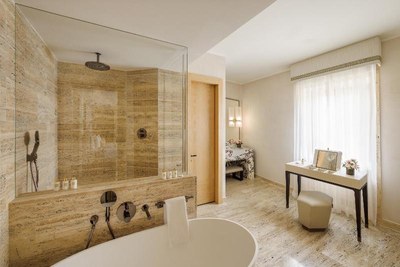 Premium Twin Room image 4