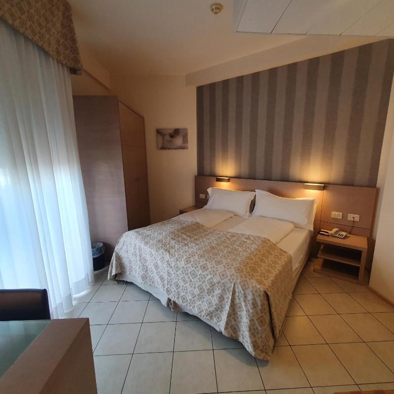 Double Room image 2