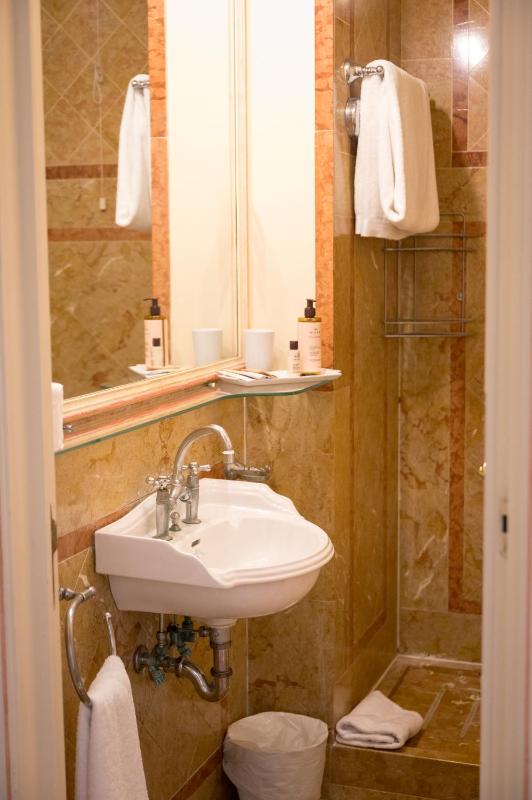 Family Room (2 Adults + 1 Child) image 1