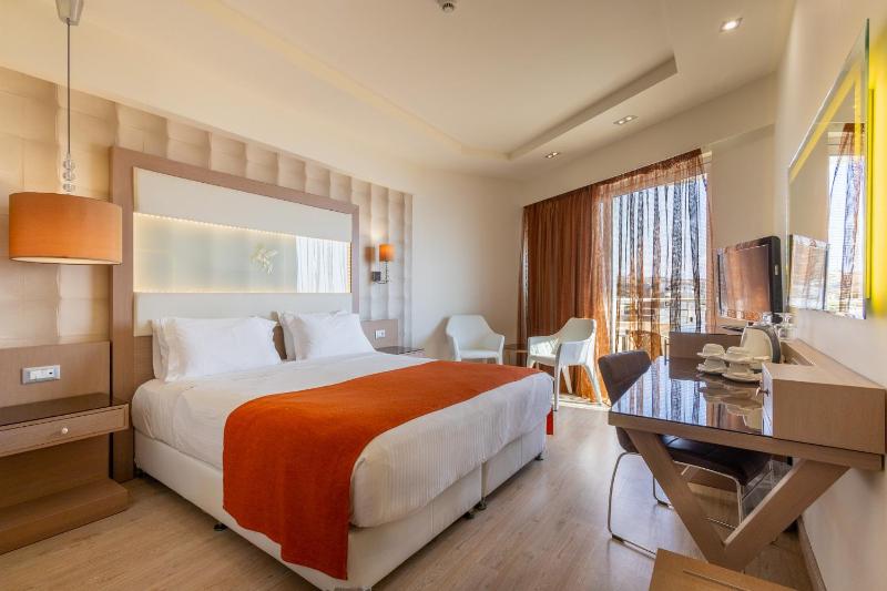 Deluxe Family Suite image 1
