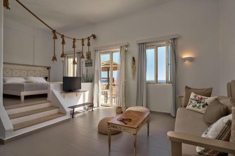 Poolfront Open Plan Suite with Sea View image 1