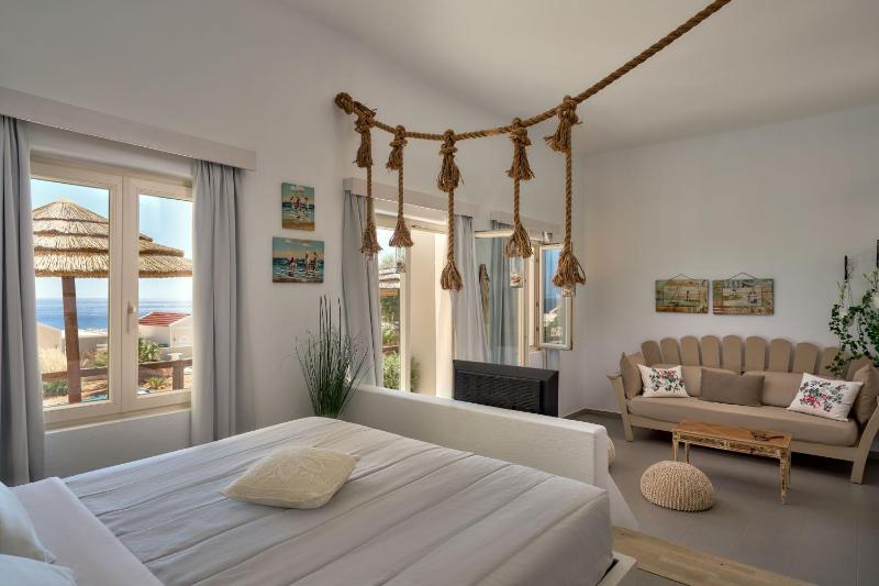 Poolfront Open Plan Suite with Sea View image 4