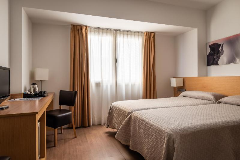 Double or Twin Room image 3