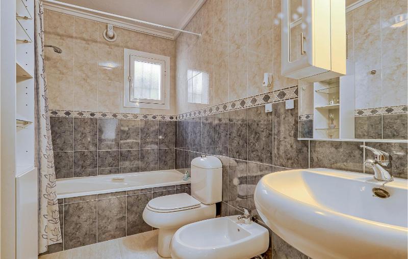 Three-Bedroom Holiday Home  image 4