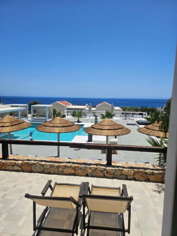 Poolfront Open Plan Suite with Sea View image 3