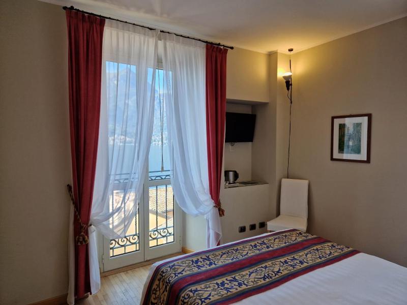 Double Room with Lake View image 1