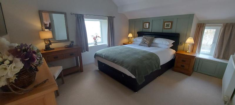 Deluxe Two-Bedroom Apartment with Garden View image 2