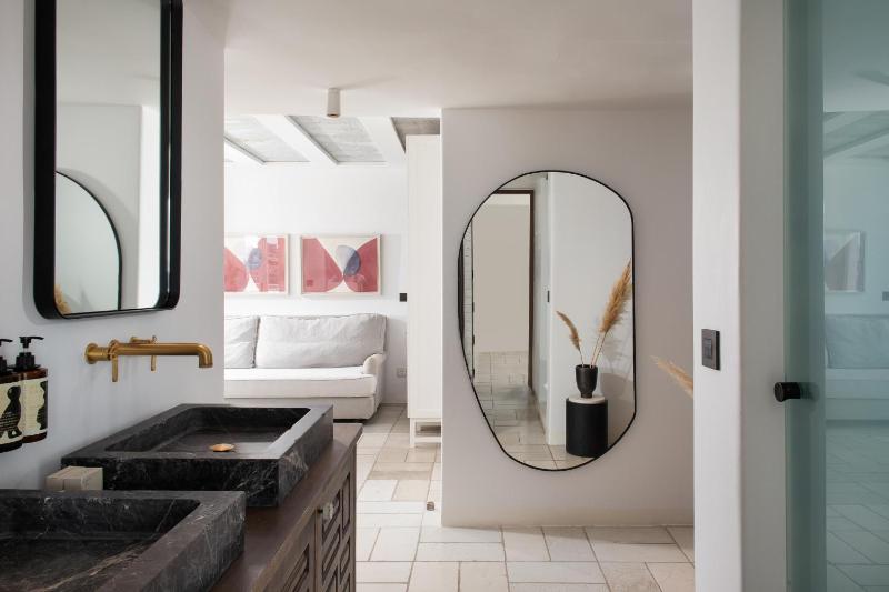 Premium Suite With Outdoor Jet Tub Sea View image 1