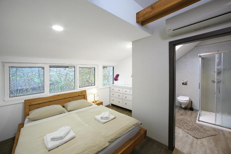 Double Room image 2