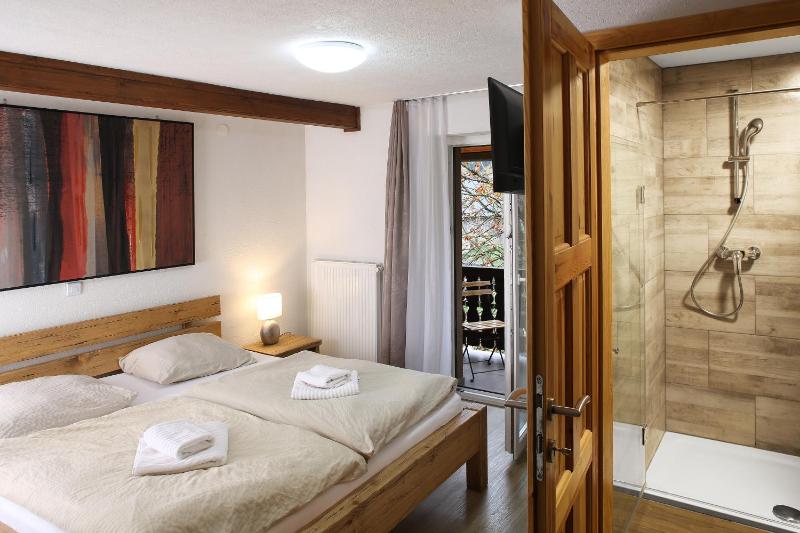 Double Room with Balcony image 2