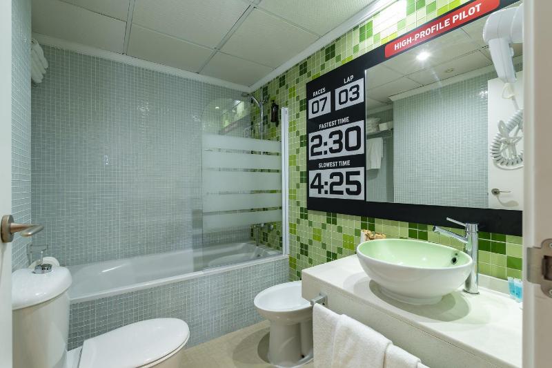 Quadruple Room - Tennis image 4