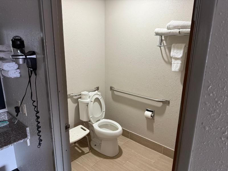 King Room with Bath Tub - Mobility Accessible/Non-Smoking image 2