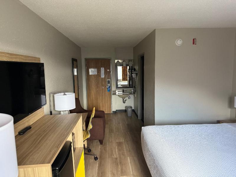 King Room with Bath Tub - Mobility Accessible/Non-Smoking image 3