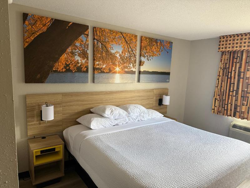 King Room with Bath Tub - Mobility Accessible/Non-Smoking image 4