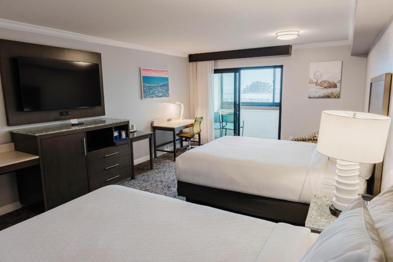 Standard Queen Room with Two Queen Beds with Balcony - Non Smoking image 2