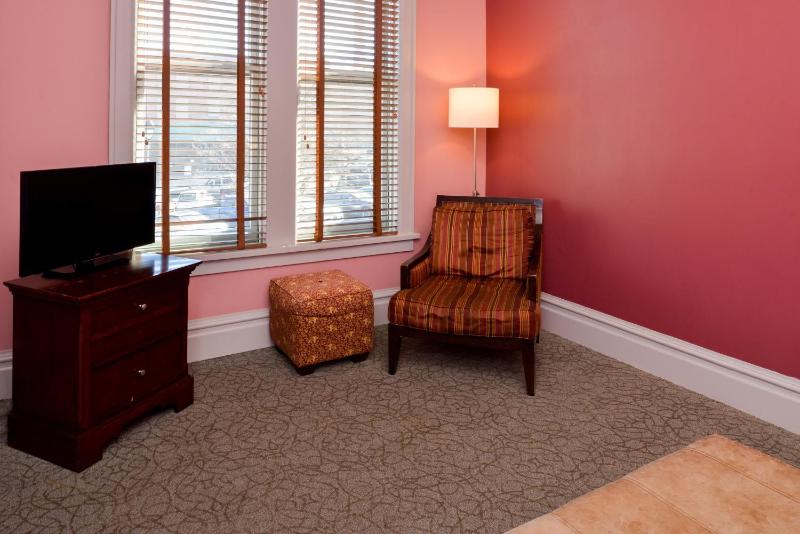 Queen Suite image 4