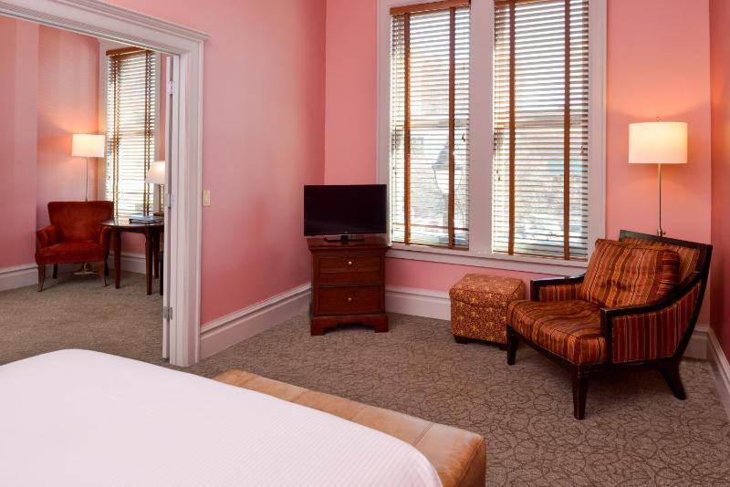 Queen Suite image 3