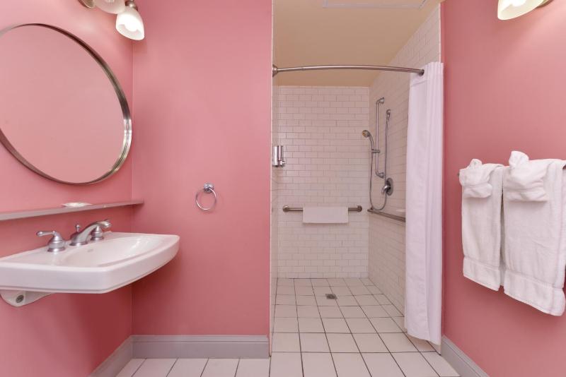 Queen Room - Disability Access image 3