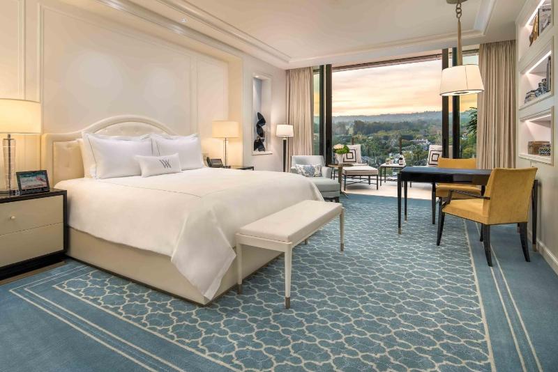 Deluxe King Room with Terrace and View image 3