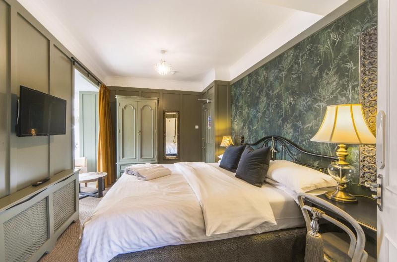 Deluxe King Room image 3