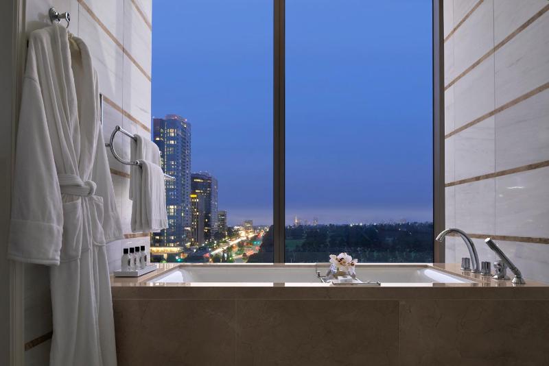 Deluxe Corner Junior Suite with Terrace and View - High Floor image 2