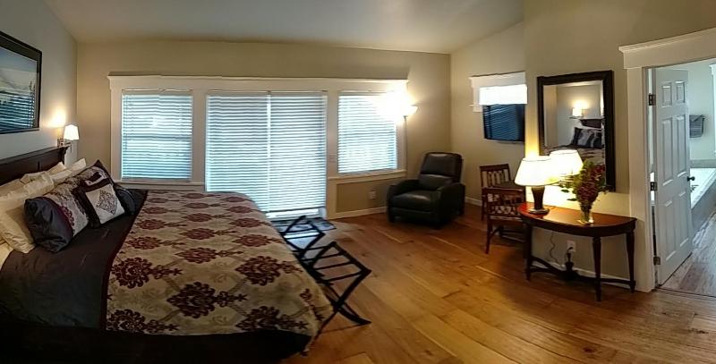 King Suite with Balcony image 2