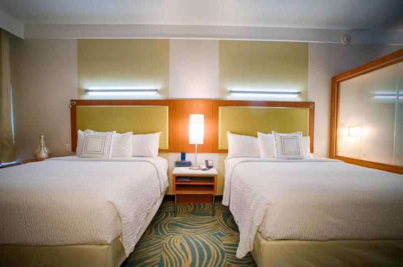 Queen Suite with Two Queen Beds image 4