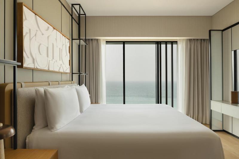 Breaking Waves One-Bedroom Suite with Sea view and Terrace image 4