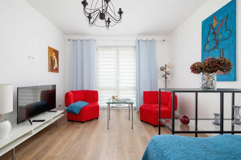 Colorful Studio near the Spodek Arena in Katowice by Noclegi Renters - image 1