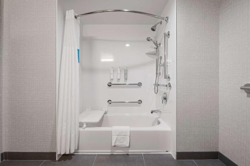 King Room with Accessible Tub - Mobility and Hearing Access/Non-Smoking image 4