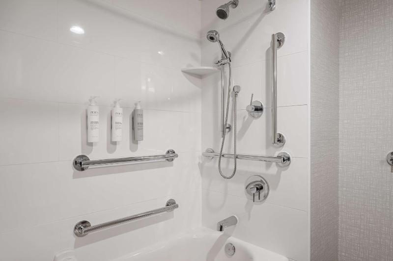 King Room with Accessible Tub - Mobility and Hearing Access/Non-Smoking image 2