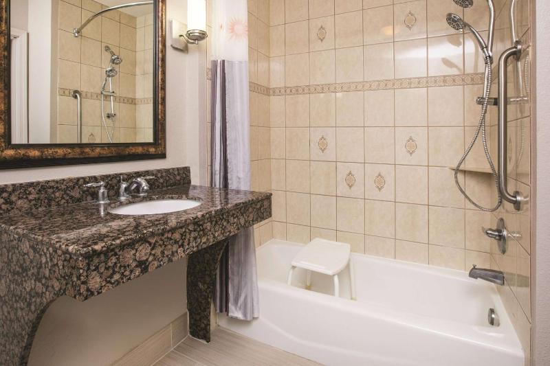 Queen Room with Two Queen Beds and Bath Tub - Mobility/Hearing Accessible - Non-Smoking image 2