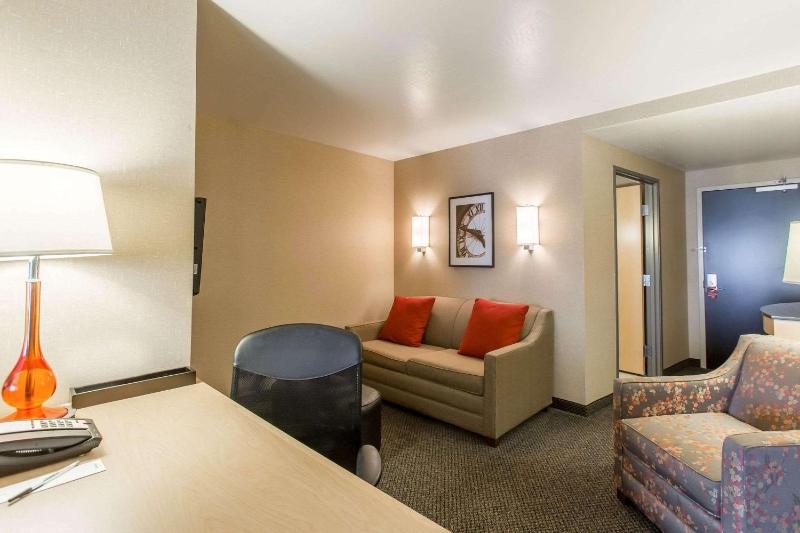 Queen Suite with Two Queen Beds - Non-Smoking image 2