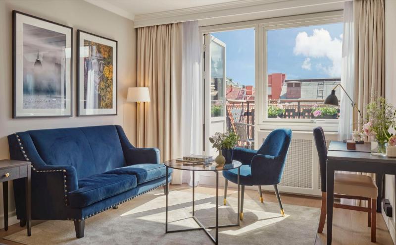 Deluxe King Room with Balcony image 3