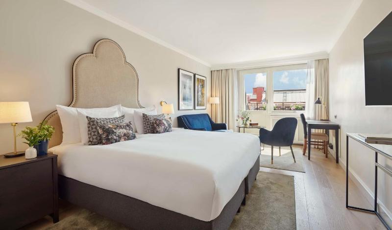 Deluxe King Room with Balcony image 4