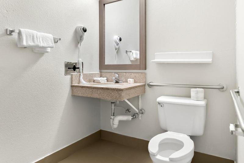 Studio Queen Room Disability Access Non-Smoking image 3