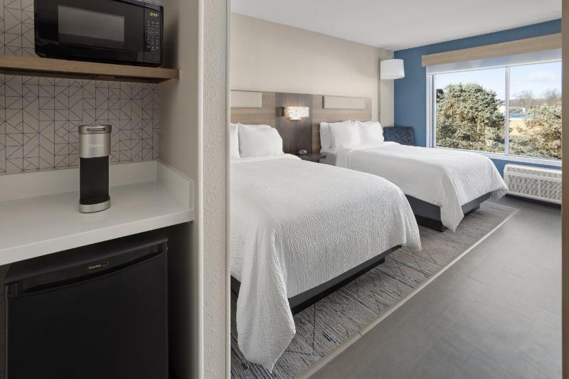 Standard Room with Two Queen Beds image 1