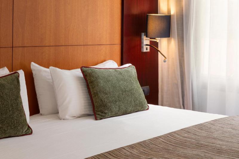 Standard Double Room image 3